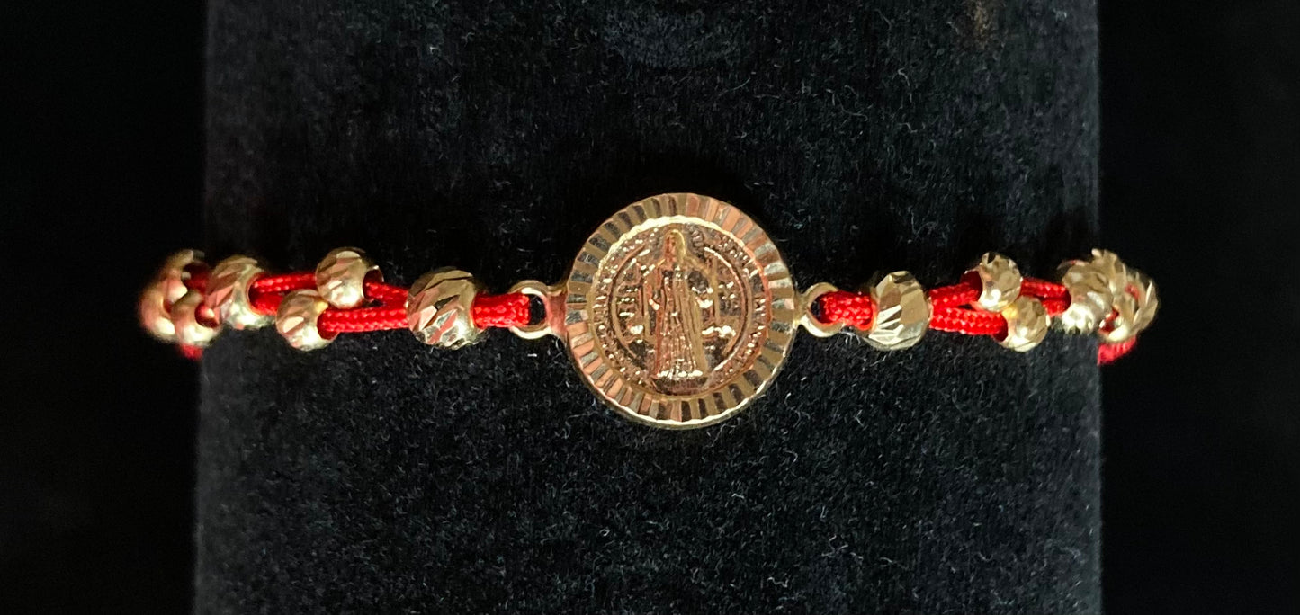 Elegancia y Protección: Manilla Roja con Detalles en Oro 18k y San Benito